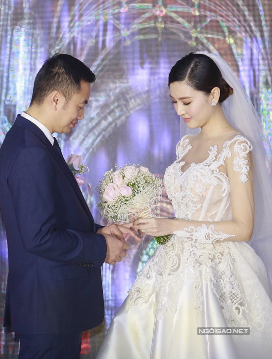 Ngọc Duyên rạng rỡ bên chồng đại gia 43 tuổi trong tiệc cưới ở Hà Nội